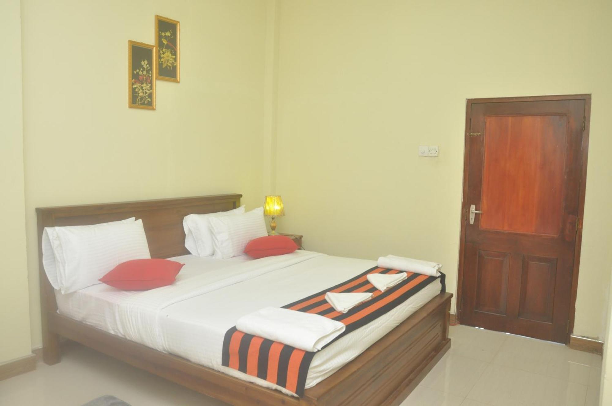 The Max Villa Negombo Exterior photo