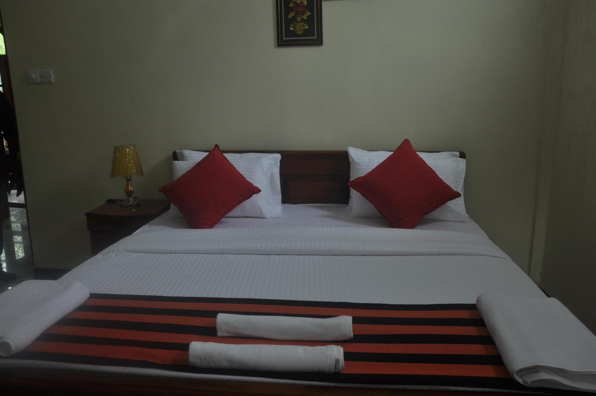 The Max Villa Negombo Exterior photo